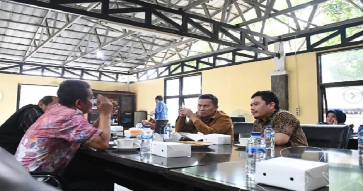 Dalam upaya memperdalam pembahasan materi Rancangan Peraturan Daerah (Raperda) tentang Rencana Perlindungan dan Pengelolaan Lingkungan Hidup (RPPLH) di Daerah Provinsi Jawa Barat. Pimpinan dan anggota Pansus VI DPRD Provinsi Jawa Barat kunjungi kantor Dinas Lingkungan Hidup Kabupaten Purwakarta. (Kamis, 17/11/2022). Menginggat dengan luasan wilayahnya sekitar 35.378 km/segi dan jumlah penduduk Jawa Barat yang cukup besar mendekati 49 juta jiwa,membuat proses pembentukan RPPLH terasa kompleks. Wakil Ketua Pansus VI DPRD Provinsi Jawa Barat, Deden Galih mengatakan, RPPLH ini bisa disebutkan sebagai RPJMD-nya Lingkungan hidup, Deden Galih mengatakan kunjungan kali ini ke Purwakarta ingin meninjau lebih lanjut krakteristik dari Purwakarta karena memang masing-masing daerah sangat berbeda krakteristik lingkungannya serta berbeda kondisinya, untuk itu Pansus VI ingin menyerap aspirasi dari Dinas Lingkungan Hidup Kabupaten Purwakarta.