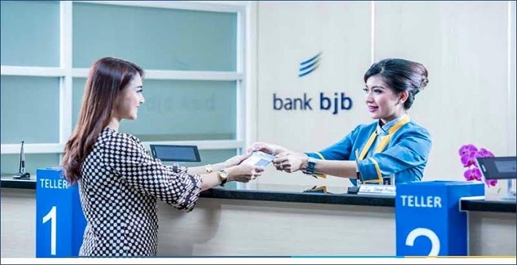 Kinerja positif yang diraih bank bjb membuat peringkat pengelolaan keuangan juga ikut terkerek. Paling anyar, Lembaga Pemeringkat, Fitch Rating, menaikkan Peringkat Nasional Jangka Panjang PT. Bank Pembangunan Daerah Jawa Barat dan Banten, Tbk. (bank bjb) dari sebelumnya A+(Idn) menjadi AA-(Idn) dengan Outlook Stabil. Kenaikan peringkat yang diraih bank bjb, mencerminkan pandangan Fitch bahwa pemegang saham utama akan selalu memberikan dukungan kepada manajemen bank bjb dalam menjalankan roda bisnis dan memperkuat pertumbuhan kredit. Peringkat Nasional Jangka Panjang 'AA-(Idn)' juga menunjukkan ekspektasi tingkat risiko gagal bayar yang rendah dibandingkan dengan emiten atau obligasi lain di negara atau serikat moneter yang sama. Dengan Peringkat AA-(Idn), Fitch memandang bahwa tingkat resiko default atau gagal bayar, hanya sedikit berbeda dari emiten atau obligasi dengan peringkat tertinggi di negara tersebut.