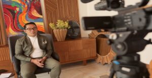 Gubernur Jawa Barat Ridwan Kamil mengajak paguyuban Bundo Kanduang Rantau Jabar bersinergi dengan warga tanah Pasundan dalam menjaga pertumbuhan ekonomi dari ancaman resesi 2023. Demikian dikatakan Ridwan Kamil saat memberikan sambutan dalam acara pengukuhan paguyuban Bundo Kanduang Rantau Jabar secara virtual dari Kota Bandung, Sabtu (5/11/2022). Menurutnya, situasi ekonomi di Jabar sedang dalam kondisi baik. Dengan hadirnya paguyuban Bundo Kanduang Rantau Jabar, perpaduan budaya Sunda  berkolaborasi dengan budaya Minang akan menghadirkan kondusivitas ekonomi yang stabil.  