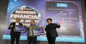 bank bjb terus menjaga serta meningkatkan kinerja dan layanannya kepada masyarakat, hal ini dibuktikan dengan diberikannya penghargaan atas kinerja cemerlang perusahaan yang telah ditorehkan. Kali ini, bank bjb menyabet predikat Best Brand Awareness dan Best Brand Image di ajang Indonesia Best Financial Brand Award 2022. Penghargaan tersebut diberikan The Iconomic Research and Consulting, dalam rangkaian acara "4 Anniversary Indonesia Best Financial Brands Award 2022," bertempat di Hotel Le Meridien, Jakarta, Jumat (16/12). Penghargaan dari The Iconomic, diterima oleh Galis Prasetya selaku Senior Executive Vice President Credit Risk bank bjb. Riset Iconomics mengevaluasi citra dari 110 bank umum, 100 perusahaan pembiayaan, 110 perusahaan asuransi (umum dan jiwa), 15 Perusahaan Sekuritasdan 20 perusahaan financial Technology di Indonesia. Hasilnya, bank bjb dinilai telah mampu menjaga reputasi perusahaan dan konsisten melakukan komunikasi kepada publik dengan sangat baik.