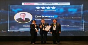 Apresiasi dari pihak eksternal terhadap bank bjb menjelang akhir tahun semakin bertambah. Kali ini, Direktur Operasional bank bjb Tedi Setiawan meraih The Best Human Capital Director Of The Year 2022 dari Business News, dalam ajang Human Capital & Performance Award 2022 yang diselenggarakan di Jakarta, Rabu (30/11/2022). bank bjb meraih penghargaan tersebut setelah melalui proses penjurian dan asesmen yang independen. Adapun penilaian penghargaan dilihat aspek manajemen performa, budaya, arsitektur human capital, teknologi yang digunakan, inovasi bisnis, akuisisi talent dam retensi, engagement, kontribusi terhadap komunitas, serta inovasi pembelajaran. Tedi Setiawan mengucapkan terima kasih atas penghargaan yang telah diberikan. "bank bjb, terutama saya pribadi, merasa terhormat dan akan menjadi motivasi tambahan untuk terus bekerja keras menumbuhkan performa perusahaan dan memberikan pelayanan informasi dengan lebih baik lagi kepada masyarakat," ujar Tedi.