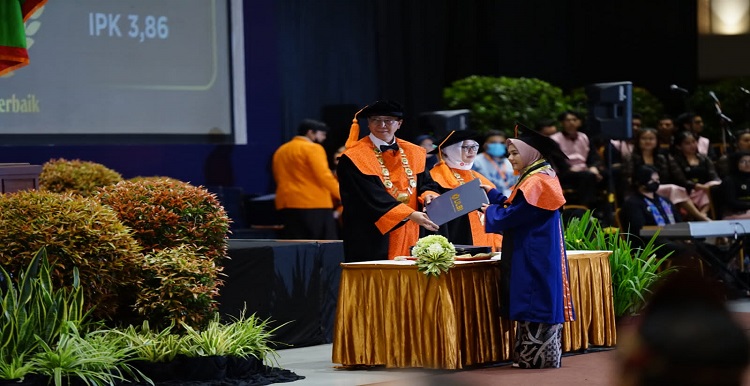Universitas Logistik dan Bisnis Internasional (ULBI) mewisuda 744 mahasiswa pada Kamis (01/12/2022). Kegiatan ini adalah wisuda ke-XIX Sekolah Vokasi dan Wisuda ke-VI Fakultas Logistik, Teknologi & Bisnis yang dilaksanakan di Gedung Eldoraro Sport Café & Convention Hall, Jl. Dr. Setiabudi 438, Bandung. Rektor ULBI, Dr. Ir. Agus Purnomo, MT., mengatakan bahwa tak mudah menyelesaikan studi di tengah pandemi Covid-19. Rektor mengapresiasi atas segala upaya dan kerja keras wisudawan yang konsisten menyelesaikan studi di ULBI. “Kita tahu bahwa capaian ini bukan sesuatu yang didapatkan dengan mudah. Anda telah menyelesaikan dengan sangat baik dan wisuda ini menjadi bukti bahwa Anda mampu mengatasi kesulitan dengan baik. Ini adalah hasil tanggung jawab dan kedisiplinan, ketekunan, buah kerja keras, komitmen dan sekaligus rasa cinta kepada para keluarga,” ucap Agus. Tak sekadar menyelesaikan studi dengan baik, pengakuan atas gelar yang telah dicapai tersebut juga menjadi bentuk pertanggungjawaban bagi publik. Para wisudawan diminta tetap menjaga integritasnya. “Sebagai bentuk pertanggungjawaban publik bahwa Anda semua yang diwisuda memiliki kompetensi yang dibutuhkan masyarakat, khususnya dalam Dunia Usaha dan Dunia Industri (DUDI),” tuturnya.