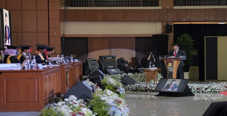 Gubernur Jawa Barat Ridwan Kamil mengucapkan selamat kepada Ketua MPR RI Bambang Soesatyo yang telah meraih gelar Doktor Ilmu Hukum di Universitas Padjadjaran. Ia berharap hasil kajian doktoralnya bisa menjadi sebuah sumbangan besar untuk keberlanjutan pembangunan bangsa Indonesia. "Selamat untuk Pak Bambang Soesatyo. Beliau sangat inspiratif, mudah-mudahan hasil kajian doktoralnya bisa menjadi sebuah sumbangan besar untuk keberlanjutan pembangunan sehingga cita-cita pendiri bangsa bisa terwujud," ucap Kang Emil, sapaan akrab Ridwan Kamil di Graha Sanusi Universitas Padjadjaran, Kota Bandung, Sabtu (28/1/2023).