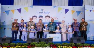 bank bjb kembali menggelar Khitanan Massal bagi anak-anak di wilayah Bandung Raya sebagai bentuk tanggung jawab sosial dan wujud kepedulian kepada masyarakat. Kegiatan Khitanan Massal ini berlangsung di halaman parkir Kantor Pusat bank bjb, Jalan Naripan No.12 - 14, Kota Bandung, pada Rabu, 4 Januari 2023. Turut hadir dalam kegiatan ini Gubernur Jawa Barat Ridwan Kamil dan Komisaris Utama Independen bank bjb Farid Rahman beserta jajaran, Direktur Utama bank bjb Yuddy Renaldi beserta jajaran.