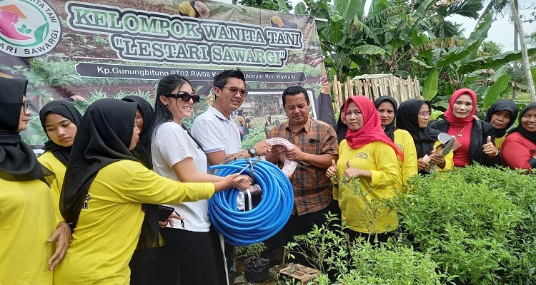 Pengusaha muda Dadan Tri Yudianto, kunjungi Kelompok Wanita Tani (KWT) Lestari Sawargi Kp.Gunung Bitung  Kelurahan Karang Anyar Kecamatan Kawalu Kota Tasikmalaya, Minggu (26/02/2023). Kedatangan Dadan Tri ini disambut suara gemuruh antusias oleh ibu ibu KWT dan masyarakat sekitar, mereka berswafhoto mengabadikan momen tersebut. Pada kesempatan itu, Dadan Tri Yudianto beserta istri berikan bantuan berupa peralatan pertanian seperti cangkul, cored, selang, pompa air untuk menyiram tanaman.