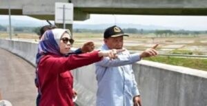 Pansus I LKPJ DPRD Provinsi Jawa Barat dipimpin Ketua H. Jajang Rohana, S.Pd.I. Wakil Ketua R Yunandar R E Perwira, ST dan Wakil Ketua Drs. H. Yod Mintaraga, MPA. dan Anggota Pansus bersama koordinator komisi Dr. Hj. Ineu Purwadewi Sundari, S.Sos,. MM Melaksanakan Kunjungan kerja ke Kabupaten Majalengka dalam rangka Peninjauan Pembangunan Proyek Jalan Tol Cisumdawu, Rabu, 5 April 2023 . Wakil Ketua DPRD Provinsi Jawa Barat Dr. Hj. Ineu Purwadewi Sundari, S.Sos,. MM mengatakan berharap proyek pembangunan Jalan tol Cisumdawu ini bisa cepat Selesai. "Pembangunan ini bisa berjalan hanya mungkin di ujung sumedang dan Dawuan baru dalam tahap persiapan. Kami berharap sesi satu ini bisa cepat selesai dan bisa di gunakan arus mudik lebaran 2023 ini," tutur Wakil Ketua DPRD Provinsi Jabar