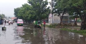 Kota Bandung termasuk daerah yang rentan terhadap banjir menyikapi kondisi tersebut Pemerintah Kota (Pemkot) Bandung melakukan berbagai langkah bersama para stakeholder untuk mengupayakan penanganan genangan dan banjir yang terjadi. Kepala Dinas Sumber Daya Air dan Bina Marga (DSDABM) Kota Bandung Ir. Didi Ruswandi MT menyampaikan, penanganan masalah banjir ini bukanlah perkara yang mudah dan dapat diselesaikan secara instan karena berkaitan dengan banyak hal. Menurut Didi upaya dan langka yang dilakukan untuk mengatasi banjir, Pemkot Bandung telah membangun 9 Kolam Retensi Baru, 647 Sumur Resapan Dangkal, dan 3.706 Drumpori. Selain itu, Pemkot Bandung juga rutin mengeruk saluran air, serta menghadirkan rumah pompa air yang siap siaga ketika banjir.Pembenahan guna mengantisipasi banjir, pada tahun ini Pemkot Bandung akan membangun tambahan kolam retensi di Margahayu Raya. Lalu, rumah pompa di Cibaduyut bawah tol dan rumah pompa di Jalan Ters Pasirkoja exit tol.