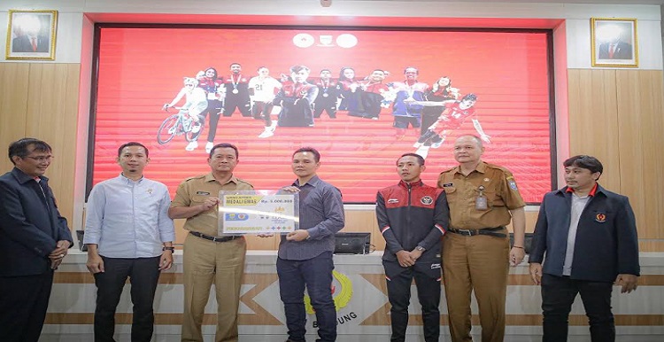 Atlet Kota Bandung berkontribusi meraih 23 medali dalam ajang SEA Games Kamboja 2023. Raihan medali atlet Kota Bandung terdiri dari 7 emas, 7 perak, dan 9 perunggu. Salah satunya disumbang oleh atlet bola basket putri, Clarita Antonio Senjaya. Ia menuturkan selama SEA Games kemarin, timnya bertanding sebanyak enam kali. "Dari enam pertandingan itu, kita langsung tanding berturut. Kita cuma dikasih istirahatnya di hari terakhir. Tapi untungnya kita bisa melakukan yang terbaik dan mendapatkan hasil yang terbaik," ujar Clarita di Gedung KONI, Selasa 30 Mei 2023.