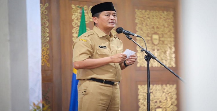 Idulfitri 2023 berpotensi berbeda antara keputusan Pemerintah dengan ketetapan Muhammadiyah. Pengurus Pusat Muhammadiyah sudah menginformasikan akan merayakan Idulfitri pada 21 April 2023. Sementara pemerintah akan terlebih dahulu menggelar sidang isbat (penetapan) awal Syawal 1444 Hijriah/2023 Masehi sebelum menetapkan lebaran. Sidang isbat akan digelar di kantor pusat Kementerian Agama, Jakarta, Kamis 20 April 2023 petang ini. Menanggapi kemungkinan perbedaan tersebut, Pelaksana Harian (Plh) Wali Kota Bandung, Ema Sumarna mengimbau agar masyarakat Kota Bandung terutama umat Muslim tidak terlalu mempersoalkan dan tetap menjunjung tinggi toleransi.