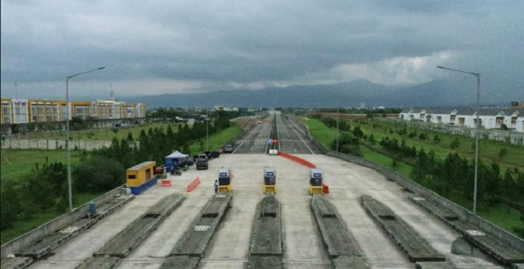 Untuk memperlancar arus mudik, PT Jasamarga membuka exit tol KM 149 Gedebage mulai Kamis, 20 April 2023 ini. Dibukanya exit tol itu, sebagai upaya antisipasi peningkatan volume lalu lintas di gerbang tol Cileunyi selama musim mudik ataupun arus balik lebaran 2023. Dilansir dari instagram @official.jasamarga akses tol masuk - keluar KM 149 tersebut beroperasi pada 20-29 April 2023, mulai pukul 07.00-17.00 WIB. Khusus kendaraan golongan 1 non bus. Pintu tol KM 194 tersebut dibuka untuk dua arah, sehingga bisa digunakan untuk keluar dari tol Purbaleunyi atau masuk tol dan mengarah ke Jakarta.