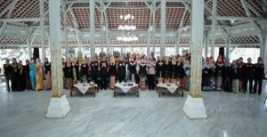Pemerintah Kota (Pemkot) Bandung menggelar sejumlah acara peringatan Hari Kartini pada April lalu. Serangkaian kegiatan tersebut sebagai upaya meningkatkan peran perempuan dalam setiap aspek kehidupan keluarga, bermasyarakat, berbangsa dan bernegara menuju pembangunan yang berkelanjutan dan berkeadilan. Salah satunya menggelar sosialisasi pencegahan kekerasan kepada perempuan dan anak di Aula Disarpus pada 6 April 2023 lalu. "Penyelenggaraan kegiatan peringatan hari Kartini tahun 2023 mengusung tema 'Perempuan Berdaya, Tingkatkan Kualitas Keluarga'," tutur Kepala Dinas Pemberdayaan Perempuan dan Perlindungan Anak Kota Bandung, Uum Sumiati.
