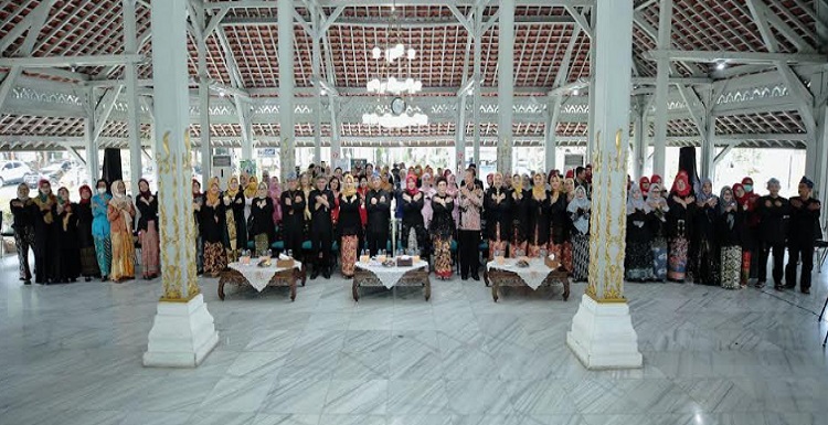 Pemerintah Kota (Pemkot) Bandung menggelar sejumlah acara peringatan Hari Kartini pada April lalu. Serangkaian kegiatan tersebut sebagai upaya meningkatkan peran perempuan dalam setiap aspek kehidupan keluarga, bermasyarakat, berbangsa dan bernegara menuju pembangunan yang berkelanjutan dan berkeadilan. Salah satunya menggelar sosialisasi pencegahan kekerasan kepada perempuan dan anak di Aula Disarpus pada 6 April 2023 lalu. "Penyelenggaraan kegiatan peringatan hari Kartini tahun 2023 mengusung tema 'Perempuan Berdaya, Tingkatkan Kualitas Keluarga'," tutur Kepala Dinas Pemberdayaan Perempuan dan Perlindungan Anak Kota Bandung, Uum Sumiati.