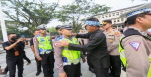 Pelaksana Harian Wali Kota Bandung, Ema Sumarna bersama Kapolrestabes Bandung Kombes Budi Sartono secara resmi meluncurkan program polisi RW di Balai Kota Bandung, Kamis 11 Mei 2023. Sebanyak 1.600 anggota Polisi RW yang akan bertugas di 1.558 RW di seluruh Kota Bandung. Itu dilakukan untuk meningkatkan kualitas pelayanan kepolisian kepada masyarakat Kota Bandung, terutama layanan yang berkaitan dengan keamanan dan ketertiban masyarakat. Plh Wali Kota Bandung, Ema Sumarna mengapresiasi hadirnya Polisi RW ini. Menurutnya ini merupakan gagasan, inovasi dan strategi yang sangat luar biasa untuk memudahkan masyarakat mengakses informasi dari jajaran Kepolisian. "Tugas besarnya adalah menghadirkan kamtibmas di wilayahnya. Kalau ada gangguan keamanan dan ketertiban apapun di masyarakat bisa langsung disampaikan kepada para Polisi RW," kata Ema.