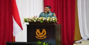 Prajurit TNI harus menjadi patriot, prajurit yang profesional, modern dan tangguh agar dapat menjalankan tugas yang dipercayakan oleh negara dengan baik. Sebagai Panglima TNI, saya juga telah mencanangkan visi dan misi yang sejalan dengan kebijakan politik negara yaitu menjadikan TNI yang kuat agar rakyat kita bermartabat. Demikian dikatakan Panglima TNI Laksamana TNI Yudo Margono, S.E., M.M. dihadapan 986 orang civitas akademika tentara dalam negeri maupun luar negeri diantaranya 159 orang para Perwira Siswa Sesko TNI, 32 orang Sespimti Polri, 458 orang Sesko Angkatan dan 279 orang Sespimmen Polri pada acara Pembekalan Progam Kegiatan Bersama (PKB) Kejuangan TA. 2023, bertempat di Graha Widya Dirgantara Seskoau, Lembang, Jawa Barat, Selasa (30/05/2023).
