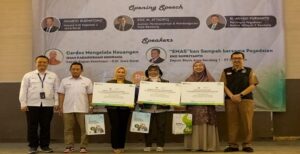 Sekarang bukan hal yang mustahil membuat sampah di rumah menjadi barang berharga seperti emas. Sampah yang tak lagi terpakai yang biasanya teronggok di tempat sampah bisa ‘disulap’ jadi emas. Pemerintah Kota (Pemkot) Bandung melalui Tim Percepatan Akses Keuangan Daerah (TPAKD) Kota Bandung tahun 2023, Otoritas Jasa Keuangan berkolaborasi dengan PT Pegadaian Kantor Wilayah X Bandung menghadirkan program Mengelola Sampah Menjadi Emas kepada 300 Bank Sampah Unit dan pelaku Usaha Mikro Kecil dan Menengah (UMKM) di Kota Bandung. Asisten Perekonomian dan Pembangunan Kota Bandung, Eric M Attauriq mengatakan, program ini merupakan bentuk optimalisasi pelayanan publik terutama terkait pengelolaan sampah. Masyarakat diajak untuk menyulap sampah rumah tangga menjadi tabungan emas melalui bank sampah.