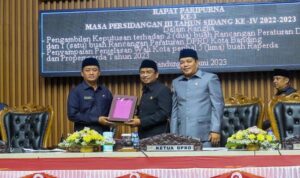 DPRD Kota Bandung menyetujui pencabutan Perda Nomor 2 Tahun 2013 tentang Lembaga Kemasyarakatan Kelurahan (LKK) dalam rapat paripurna yang digelar di Ruang Rapat Paripurna DPRD Kota Bandung, Selasa 27 Juni 2023. Pencabutan Perda Nomor 2 Tahun 2013 tentang Lembaga Kemasyarakatan Kelurahan (LKK) merupakan tindak lanjut dan amanah dari Permendagri No 18 Tahun 2018. Atas hal tersebut, Pelaksana Harian Wali Kota Bandung, Ema Sumarna mengatakan, dengan dicabutnya Perda Nomor 2 Tahun 2013 tentang Lembaga Kemasyarakatan Kelurahan (LKK) maka pengaturan LKK akan lebih spesifik yang akan diatur dalam Peraturan Wali Kota (Perwal) LKK.
