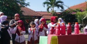 Permainan dapat menjadi sarana untuk saling mengenal dan bersosialisasi antar individu maupun dengan lingkungan sekitarnya terlebih lagi melalui permainan tradisional. Permainan tradisional disamping sebagai bagian dari budaya juga memiliki fungsi sebagai wadah pembelajaran dalam pembangunan karakter bagi anak-anak. Anak-anak ibaratkan gerbang utama dalam menghubungkan hubungan antargenerasi. Hal ini lah yang kemudian digarisbawahi dan menjadi dasar dalam kegiatan Nyampeur yang dilaksanakan oleh Mahasiswa Antropologi Budaya dari ISBI (Institut Seni Budaya Indonesia) Bandung sebagai bentuk penyelesaian tugas akhir dalam mata kuliah Pariwisata Budaya yang digelar pada hari Kamis, 15 Juni 2023. Dr. Cahya Hedy, S. Sen., M. Hum, selaku Dekan Fakultas Budaya dan Media ISBI Bandung memaparkan bahwa Fakultas Budaya dan Media memiliki beberapa mata kuliah unggulan dan Pariwisata Budaya ini merupakan salah satunya.