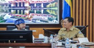 Kreativitas dan daya saing industri kreatif Kota Bandung mendapat apresiasi dari DPD RI. Hal itu disampaikan oleh Wakil Komite II DPD RI, Yorrys Raweyai. "Walau Kota Bandung tidak punya sumber daya alam, tetapi sumber daya manusianya bagus. Dan sebenarnya, desain industri ini kreativitasnya ada di manusia itu sendiri," ujarnya dalam Kunjungan Kerja (kunker) Komite II Dewan Perwakilan Daerah Republik Indonesia di Balaikota, Senin 19 Juni 2023. Sebagai informasi, kunjungan kerja ini terkait pengawasan atas pelaksanaan Undang-Undang Nomor 31 Tahun 2000 tentang Desain Industri di Kota Bandung. Selain Kota Bandung, DPD RI juga berkunjung ke Kota Medan, Sumatera Utara.