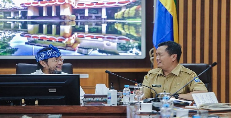 Kreativitas dan daya saing industri kreatif Kota Bandung mendapat apresiasi dari DPD RI. Hal itu disampaikan oleh Wakil Komite II DPD RI, Yorrys Raweyai. "Walau Kota Bandung tidak punya sumber daya alam, tetapi sumber daya manusianya bagus. Dan sebenarnya, desain industri ini kreativitasnya ada di manusia itu sendiri," ujarnya dalam Kunjungan Kerja (kunker) Komite II Dewan Perwakilan Daerah Republik Indonesia di Balaikota, Senin 19 Juni 2023. Sebagai informasi, kunjungan kerja ini terkait pengawasan atas pelaksanaan Undang-Undang Nomor 31 Tahun 2000 tentang Desain Industri di Kota Bandung. Selain Kota Bandung, DPD RI juga berkunjung ke Kota Medan, Sumatera Utara.