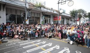 Tiga tahun vakum akibat pandemi Covid-19, Asian African Festival 2023 mendapat perhatian dari banyak pihak. Tidak hanya masyarakat Kota Bandung, warga dari beberapa kota hingga mancanegara tumpah ruah di Jalan Asia Afrika, Sabtu 29 Juli 2023.Kegiatan ini menyedot perhatian hal tersebut terpantau tampak warga memadati sepanjang Jalan Asia Afrika, mulai dari persimpangan Jalan Tamblong - Asia Afrika hingga mendekati kawasan Alun-alun Bandung.