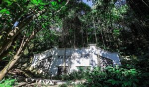 Ini Sejarah Mata Air Cikendi, Sumber Kehidupan Kota Bandung Mata air Cikendi baru saja diresmikan oleh Plh Wali Kota Bandung, Ema Sumarna pada Selasa 18 Juli 2023 lalu. Mata air tersebut, terletak di daerah kelurahan Hegarmanah kecamatan Cidadap Kota Bandung. Mata air ini ditemukan oleh seorang insinyur pertambangan, Ir De Jongh. Ia yang mendapatkan sebuah kumpulan air dengan debit besar di daerah Hergarmanah sekitar tahun 1920.