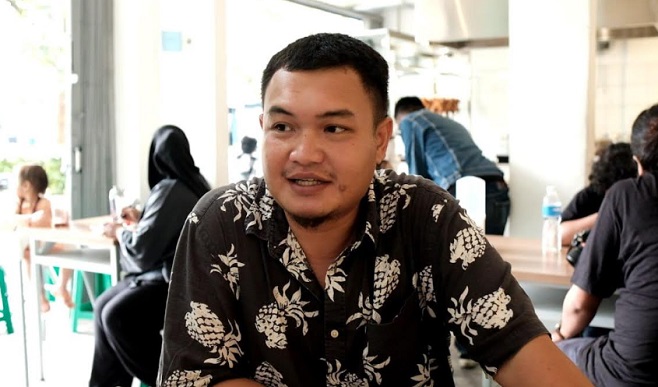 Wisata kuliner di Kota Bandung rasanya tak pernah habis dikulik. Salah satu yang kini tengah sering diperbincangkan di media sosial yaitu Ton Kedai yang Terletak di Komplek ruko Segitiga Emas Kosambi Jalan Ahmad Yani 221 Blok E Kota Bandung Jawa Barat. Kedai Ton menyajikan perpaduan nasi godog dan kaldu ramen serta daun gingseng dan lainnya dibalut dengan suasana santai dan hangat. Chef Owner Ton Kedai, Sandiyuda Dananjaya mengatakan, nama Ton diambil dari gabungan chef di kedai yang berbadan besar. Hal tersebut menginspirasi dirinya untuk menamai Ton kedai yang didirikannya sejak Mei 2023.