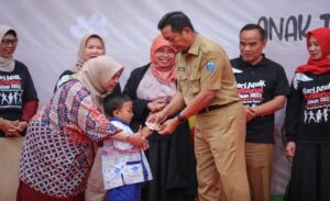 Anak merupakan tanggung jawab bersama. Bukan hanya tanggung jawab orang tua tetapi juga pemerintah, lingkungan sekitar dan kelompok masyarakat lainnya. Oleh karenanya, Plh Wali Kota Bandung, Ema Sumarna memastikan Pemerintah Kota (Pemkot) Bandung selalu berupaya agar bisa menyejahterakan anak-anak di Kota Bandung. "Pemkot Bandung berupaya menyejahterakan anak, dengan berbagai program dimulai dari regulasi," kata Ema pada kegiatan Memperingati Hari Anak Nasional Tingkat Kota Bandung, di Hotel Horison, Senin 14 Agustus 2023.