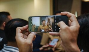 Meski cuaca ekstrem termasuk El Nino melanda sejumlah wilayah, pasokan bahan pokok ke Kota Bandung masih aman. Sebagai antisipasinya, Pemerintah Kota (Pemkot) Bandung terus berkomunikasi dengan penyuplai agar pasokan ke Kota Bandung tetap lancar. "Bandung ini kota kolektif distributif. Mengenai masalah kebutuhan pokok apapun, bawang, beras dan sebagainya itu dari luar Bandung. Kalau di sana (daerah pemasok) ada El Nino mengganggu musim panen itu bahaya. Upaya minimal mendoakan jangan sampai penyuplai kebutuhan barang-barang ke Kota Bandung tidak terganggu," kata Plh Wali Kota Bandung, Ema Sumarna, Selasa 8 Agustus 2023.