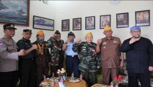 Meski usianya renta dan tak lagi kuat, semangat para veteran masih terlihat jelas. Para pejuang dan pembela kemerdekaan ini juga masih dengan lantang menyanyikan lagu Indonesia Raya. Hal itu terpancar saat para veteran yang tergabung dalam DPC Legiun Vereran republik Indonesia (LVRI) mengikuti upacara peringatan Hari Veteran Nasional Republik Indonesia di Markas LVRI Jalan Aceh Kota Bandung, Kamis 10 Agustus 2023. Tema peringatan Hari Veteran tahun ini yaitu “Dengan Jiwa, Semangat dan Nilai-Nilai Juang 45, LVRI ikut serta mensukseskan Pemilu 2024 dan Konsisten untuk Melanjutkan Pembangunan Nasional”.