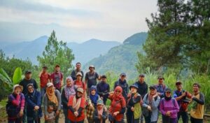 Minimnya pengetahuan mengenai teknik hidup alam bebas (THAB), berdampak negatif pada kondisi gunung saat itu. Hal ini diakui Ketua Komunitas Pendaki Gunung Bandung (KPGB), Akbar Al-Ghifari. "Ledakan tren pendakian gunung membawa dampak negatif bagi gunung itu sendiri. Salah satunya, tumpukan sampah," ungkap Ghifari. Lebih parah lagi, lanjutnya, banyak para pendaki pemula yang nekat mengunjugi cagar alam. Padahal kawasan tersebut harus steril karena memikul peran sebagai kawasan vital pelestarian alam. Maka dari itu, ia beserta rekan-rekan KPGB menginisiasi 'Logbook 50 Gunung'. Isinya berupa edukasi lingkungan, geografis, vegetasi, potensi tiap gunung, sampai cerita-cerita lokal, mulai dari toponimi, sejarah, budaya, hingga mitos-mitos.