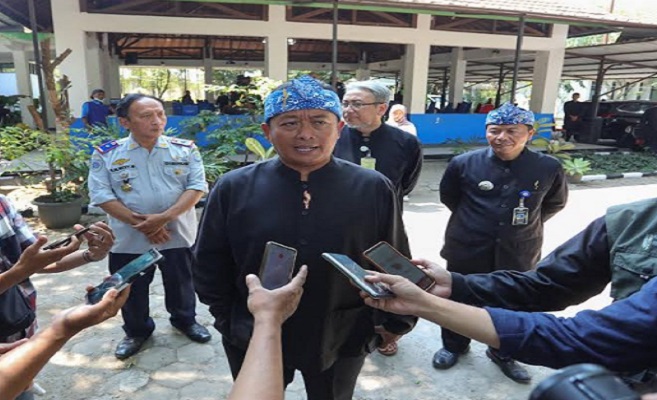 Pemerintah Kota (Pemkot) Bandung mendorong lokasi sementara pembuangan sampah di TPA Sarimukti agar segera beroperasi. Sejalan dengan itu, berbagai upaya juga dilakukan Pemkot Bandung, antara lain dengan menyiapkan tempat penampungan darurat yang bersifat sementara. Pelaksana Harian Wali Kota Bandung Ema Sumarna menyebut, ada dua lokasi yang dipersiapkan oleh Pemkot Bandung. Antara lain di lahan milik Dishub Kota Bandung di Pasar Ciwastra, dan lahan di Jalan Sejajar Tol di kawasan Stadion GBLA yang disebut sebagai bakal lahan PLTSA. Meski begitu, Ema berharap kedua lahan ini tidak sampai terpakai. Artinya, dalam waktu dekat, lokasi pembuangan sementara TPA Sarimukti sudah dapat beroperasi.