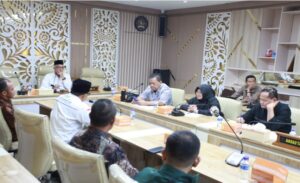 Komisi V DPRD Provinsi Jawa Barat menerima audiensi terkait permohonan pembangunan SMAN Ciater dari Panitia Perintis SMA Negeri Ciater. Audiensi dilakukan di ruang Komisi V DPRD Provinsi Jawa Barat. Senin, (11/9/2023) Audiensi tersebut diterima langsung oleh Wakil Ketua Komisi V DPRD Provinsi Jawa Barat Abdul Hadi Wijaya, Anggota Komisi V DPRD Jawa Barat Sari Sundari, Enjang Tedi dan Raden Tedi. Turut hadir Kepala Dinas Pendidikan (Kadisdik) Jabar Wahyu Mijaya beserta jajarannya. Abdul Hadi Wijaya menjelaskan, Panitia Perintis SMA Negeri Ciater menanyakan terkait tindak lanjut dari proposal pendirian SMAN Ciater yang pernah disampaikan pada April 2020 dan mendesak Kecamatan Ciater, Kabupaten Subang masuk dalam daftar wilayah prioritas pembangunan unit sekolah baru (USB) di Jabar.