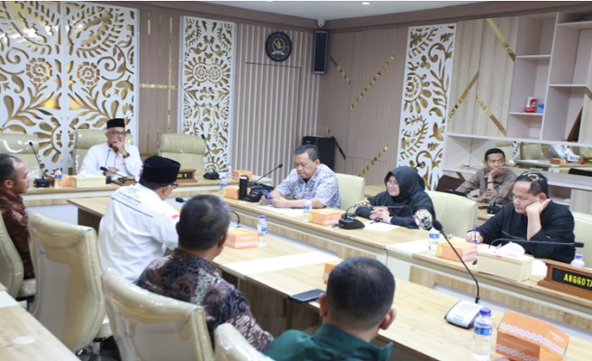 Komisi V DPRD Provinsi Jawa Barat menerima audiensi terkait permohonan pembangunan SMAN Ciater dari Panitia Perintis SMA Negeri Ciater. Audiensi dilakukan di ruang Komisi V DPRD Provinsi Jawa Barat. Senin, (11/9/2023) Audiensi tersebut diterima langsung oleh Wakil Ketua Komisi V DPRD Provinsi Jawa Barat Abdul Hadi Wijaya, Anggota Komisi V DPRD Jawa Barat Sari Sundari, Enjang Tedi dan Raden Tedi. Turut hadir Kepala Dinas Pendidikan (Kadisdik) Jabar Wahyu Mijaya beserta jajarannya. Abdul Hadi Wijaya menjelaskan, Panitia Perintis SMA Negeri Ciater menanyakan terkait tindak lanjut dari proposal pendirian SMAN Ciater yang pernah disampaikan pada April 2020 dan mendesak Kecamatan Ciater, Kabupaten Subang masuk dalam daftar wilayah prioritas pembangunan unit sekolah baru (USB) di Jabar.