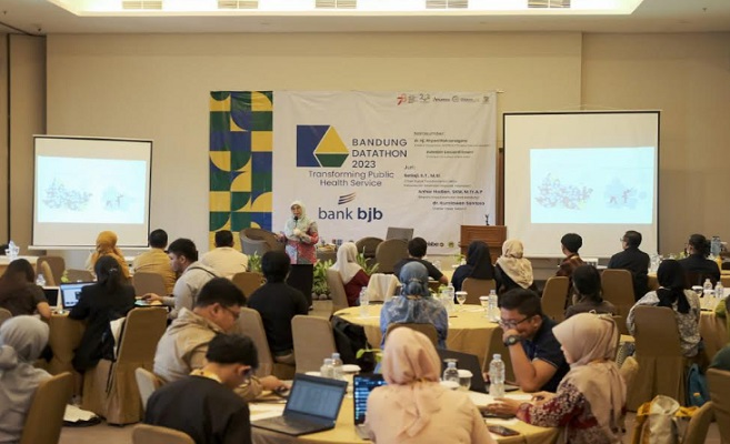 Sekelumit permasalahan di Kota Bandung tentu tak bisa diselesaikan hanya oleh satu pihak. Oleh karena itu, Pemerintah Kota (Pemkot) Bandung melalui Dinas Komunikasi dan Informatika (Diskominfo) kembali menggelar Bandung Datathon 2023. "Kita mengambil tema Transforming Public Health Service dari dimensi smart health. Sesuai dengan kebutuhan setelah Covid-19, diharapkan usaha pemerintah bisa efektif dalam memberikan layanan kesehatan kepada masyarakat," ujar Kepala Diskominfo Kota Bandung, Yayan A. Brilyana, Selasa 5 September 2023. Bandung Datathon 2023 diselenggarakan selama dua hari dari 5-6 September 2023 di Hotel Mutiara.