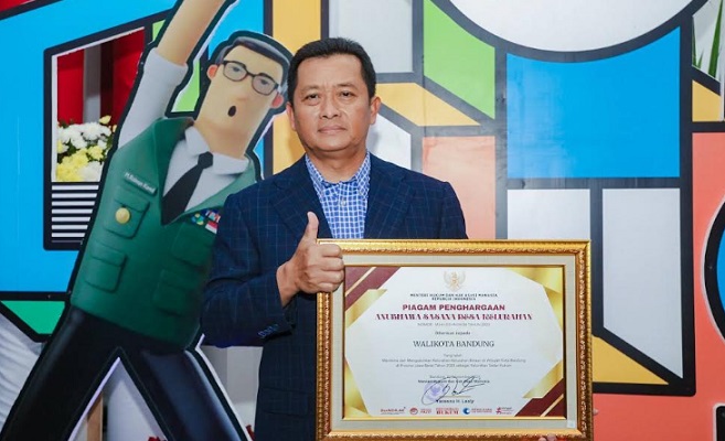 Pemerintah Kota (Pemkot) Bandung meraih penghargaan Anubhawa Sasana Desa/Kelurahan Sadar Hukum dari Pemerintah Provinsi Jawa Barat. Penghargaan diterima di Gedung Sate, Sabtu 2 September 2023. Atas penghargaan ini, Pelaksana Harian Wali Kota Bandung Ema Sumarna menghaturkan terima kasih. Ia berharap, ke depannya penghargaan ini menjadi motivasi bagi Pemkot Bandung untuk mewujudkan masyarakat yang sadar hukum. "Alhamdulillah tentunya, kami mendapatkan penghargaan Anubhawa Sasana Desa/Kelurahan Sadar Hukum. Semoga penghargaan ini dapat dimaknai dan direfleksikan betul dalam kehidupan dan keseharian kita," kata Ema.