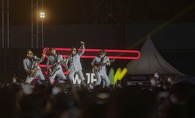 Stadion Siliwangi Kota Bandung dipadati ribuan masyarakat dari kota/kabupaten se-Jawa Barat. Ya, sekitar 30.000 orang tumpah ruah dalam acara Konser West Java Festival 2023. Acara yang berlangsung 2-3 September 2023 ini memiliki sejumlah rangkaian. Pada gelaran penutupnya, rangkaian acara dimulai dari karnaval yang berlangsung sejak 06.00 WIB. Lalu dilanjutkan oleh acara Sayembara Juru Masak Pimpinan Daerah sekitar pukul 10.30 WIB di Gedung Sate, hingga konser di Stadion Siliwangi.