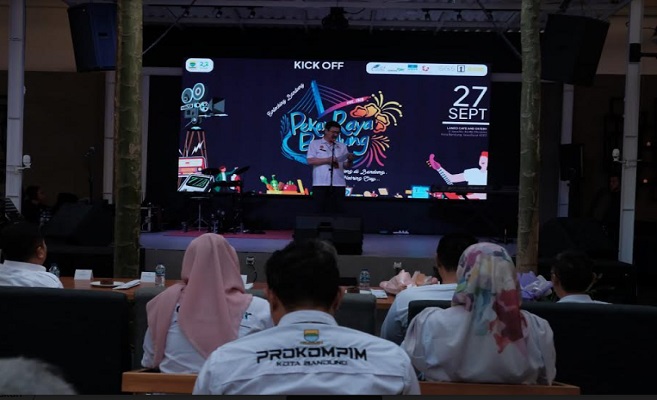 Dinas Kebudayaan dan Pariwisata (Disbudpar) Kota Bandung menggelar Pekan Raya Bandung 2023, Rabu 27 September 2023. Acara yang digagas sebagai langkah pemulihan ekonomi kreatif pascapandemi Covid-19 dan digelar di berbagai titik di Kota Bandung. Pekan Raya Bandung merupakan festival satu kota yang menghadirkan berbagai aktivasi dari sub-sektor ekonomi kreatif. Mulai dari penampilan seni, workshop, kelas-kelas kreatif, pameran, hingga bedah buku. Selain itu, acara ini juga menawarkan diskon-diskon istimewa pada produk-produk tertentu. Kegiatan ini merupakan kolaborasi antara para kreator, komunitas-komunitas kreatif dan para pelaku ekonomi kreatif Kota Bandung, khususnya yang sudah bergabung dengan Patrakomala. Kegiatan ini akan diselenggarakan di beberapa titik di Kota Bandung.