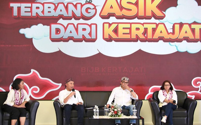 Penjabat Gubernur Jabar Bey Machmudin optimistis pemindahan penerbangan pesawat bermesin jet dari Bandara Husein Sastranegara Bandung ke Bandara Internasional Jawa Barat (BIJB) Kertajati akan berdampak positif bagi perekonomian kawasan. Bey juga yakin bahwa masyarakat selaku calon penumpang maupun subjek ekonomi akan menyambut baik penerbangan pesawat mesin jet yang akan dimulai di BIJB Kertajati pada 29 Oktober 2023. Keyakinan itu disampaikan Penjabat Gubernur saat meninjau persiapan BIJB Kertajati menemani Menteri Perhubungan Budi Karya Sumadi, Rabu (18/10/2023).