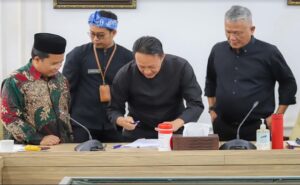 Komisi Informasi Provinsi Jawa Barat (Jabar) memberikan apresiasi atas sistem layanan informasi Kota Bandung yang terus berkelanjutan sesuai dengan UU nomor 14 tahun 2008. Hal tersebut diungkapkan Komisioner Komisi Informasi Provinsi Jawa Barat selaku Ketua Tim Monev Komisi Informasi, Dadan Saputra di Pendopo Kota Bandung saat visitasi, Kamis 26 Oktober 2023. "Kota Bandung satu-satunya kota di Jabar yang keberlanjutan implementasi UU nomor 14 tahun 2008. Sebab Kota Bandung sudah sistem yang bekerja, tidak khawatir siapa wali kotanya. Karena sistemnya sudah berjalan," ungkap Dadan. Ia mengatakan, Kota Bandung bahkan mendapatkan nilai tertinggi yang paling populer dan menjadi best practice bagi wilayah lain.