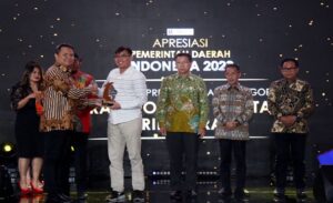 Pemda Provinsi Jawa Barat meraih penghargaan Apresiasi Pemerintah Daerah Indonesia 2023 untuk Kategori Transformasi Digital Terintegrasi dari B-Universe. Penghargaan itu diterima Kepala Sub Bagian Tata Usaha UPTD Pusat Layanan Digital, Data dan Informasi Geospasial Dinas Komunikasi dan Informatika Provinsi Jabar, Gustiman, di Hotel JS Luwansa, Jakarta, Selasa (12/09/2023) malam. Kepala Dinas Komunikasi dan Informatika Provinsi Jabar Ika Mardiah menuturkan, penghargaan tersebut diraih Pemda Provinsi Jabar karena berhasil membangun Platform Informasi Layanan Publik Satu Pintu pada portal jabarprov.go.id.