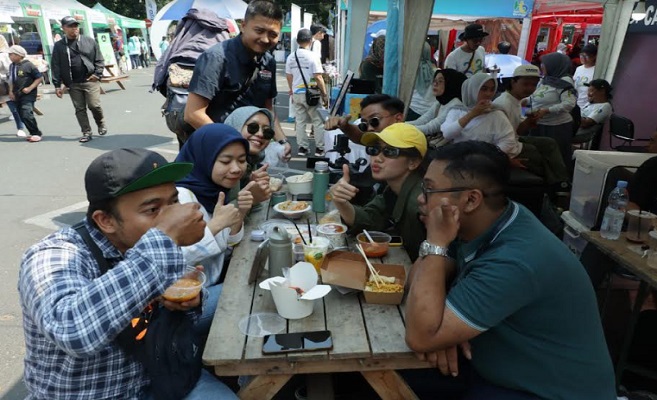 Pecinta kuliner pedas dimanjakan oleh kehadiran Bandung Seuhah Jilid 3 di Area Parkir Balai Kota, Sabtu 7 Oktober 2023. Rifki, warga asal Ciwastra misalnya. Ia mengaku sangat antusias menyambut festival kuliner ini. Apalagi, dirinya mengaku memang pecinta pedas. “Banyak makanan yang saya cobain. Tapi kalau makanan favorit sih batagornya, ya,” kata Rifki.
