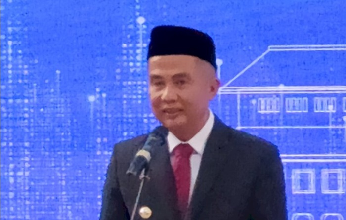 Penjabat Gubernur Jawa Barat Bey Machmudin menyebut tiga penjabat bupati dan tiga penjabat wali kota di Jabar akan dilantik pada 20 September 2023 atau Rabu pekan depan. Keenam penjabat kepala daerah tersebut adalah Pejabat Wali Kota Bekasi Gani Muhammad, Penjabat Wali Kota Sukabumi Kusmana Hartadji, Penjabat Wali Kota Bandung Bambang Tirtoyuliono, Penjabat Bupati Bandung Barat Arsan Latief, Penjabat Bupati Sumedang Herman Suryatman, dan Penjabat Bupati Purwakarta Benny Irwan.