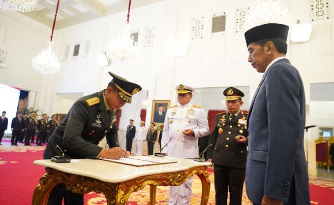 Panglima TNI Laksamana TNI Yudo Margono, S.E., M.M. menjadi saksi pada acara pelantikan Jenderal TNI Agus Subiyanto, S.E., M.Si. sebagai Kepala Staf Angkatan Darat (KSAD), yang dipimpin oleh Presiden RI Joko Widodo, bertempat di Istana Negara Jakarta. Rabu (25/10/2023). Dalam rangkaian acara pelantikan tersebut, Presiden RI Joko Widodo melaksanakan Pengambilan Sumpah Jabatan Jenderal TNI Agus Subiyanto sebagai Kasad sesuai agamanya. "Saya akan bertanya kepada saudara, bersediakah saudara untuk diambil sumpah," ujarnya.