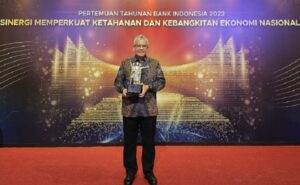 Bank Indonesia (BI) kembali menyelenggarakan Forum Pertemuan Tahunan BI (PTBI) Tahun 2023 dengan tema Sinergi Memperkuat Ketahanan dan Kebangkitan Ekonomi Nasional dirangkai dengan penganugerahan Bank Indonesia Award kepada penerima BI award tahun 2023. Dalam pertemuan tahunan yang dilaksanakan di Graha Bhasvana Icchana, Jakarta, Rabu (29/11), bank bjb menjadi salah satu pemenang BI Award 2023 kategori Bank Pendukung Pembiayaan Inklusif Terbaik Bank KBMI 1 dan KBMI 2 karena dinilai telah turut berkontribusi dalam memajukan pertumbuhan ekonomi nasional melalui berbagai layanan perbankan yang diberikan kepada masyarakat dan dunia usaha. Penghargaan diterima oleh Direktur Utama bank bjb Yuddy Renaldi.