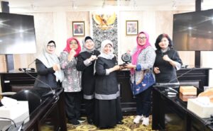 Kaukus Perempuan Parlemen Indonesia (KPPI) Provinsi Jawa Barat menerima studi banding terkait pemberdayaan perempuan, dan penguatan posisi perempuan dalam politik dari KPPI Provinsi Riau. Studi banding KPPI Provinsi Riau tersebut diterima langsung oleh Anggota KPPI Jawa Barat Yuningsih di ruang Badan Musyawarah (Banmus) DPRD Jawa Barat, Kamis (7/12/2023).