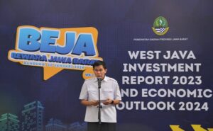 Penjabat Sekretaris Daerah Provinsi Jawa Barat Taufiq Budi Santoso mengungkapkan akan meningkatkan investasi di Jabar sesuai arahan pemerintah pusat dengan menyajikan iklim yang kondusif bagi investor. "Sebagaimana diarahkan oleh pemerintah pusat bahwa kita ditargetkan untuk meningkatkan investasi di Jabar menjadi antara Rp247 sampai Rp250 triliun," ucap Taufiq saat ditemui dalam acara Bewara Jawa Barat (BEJA) dengan tema "West Java Investment Report 2023 and Economic Outlook 2024" di Aula Timur Gedung Sate, Kota Bandung, Selasa (30/1/2024).