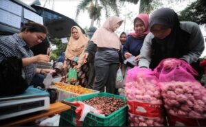 Sejak pagi, masyarakat di Kelurahan Palasari Kecamatan Cibiru tampak antusias mengantre mendapatkan sembako dan pangan murah, pada Gerakan Pasar Murah On The Road yang digelar di Pelataran Kantor Polisi Subsektor Cibiru, Kamis 18 Januari 2024. Dengan tertib, mereka berbaris memanjang di stan yang menjual berbagai sembako dan pangan murah tersebut. Kehadiran GPM On The Road ini disambut antusias warga, salah satunya diungkapkan Ari, warga Cilengkrang 2. Ia mengaku terbantu dengan adanya GPM ini yang hadir di dekat rumahnya.