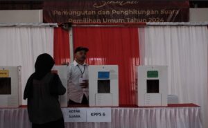 Peran Gen Z dan Milenial menjadi krusial dalam penyelenggaraan Pemilu serentak 2024. Sebagai kelompok pemilih yang mendominasi dalam kontestasi lima tahunan ini, Gen Z dan Milenial juga tak hanya menjadi pemilih saja namun juga berperan aktif menjadi penyelenggara mulai dari petugas Panitia Pemilihan Kecamatan (PPK), Panitia Pemungutan Suara (PPS) sampai Kelompok Penyelenggara Pemungutan Suara (KPPS). Salah satu milenial Kota Bandung yang aktif menjadi anggota PPK adalah Andre Abdul Rozak (26). Ia kini aktif menjadi anggota PPK Kecamatan Bandung Wetan. Andre menyebut, ketertarikannya menjadi penyelenggara Pemilu bermula sejak 2019 saat menjadi bagian dari sekretariat PPS Kelurahan