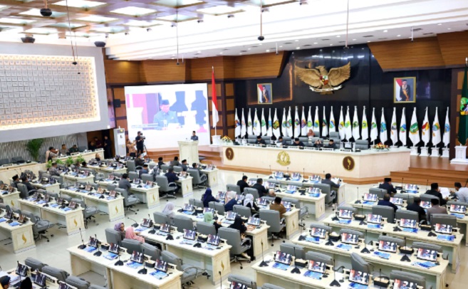 DPRD Provinsi Jawa Barat kembali menggelar rapat paripurna dengan tiga agenda sekaligus. Rapat dipimpin langsung oleh Ketua DPRD Jawa Barat Brigadir Jenderal TNI (Purn) Taufik Hidayat, dan dilanjutkan oleh Wakil Ketua DPRD Jawa Barat Oleh Soleh. Turut hadir Wakil Ketua DPRD Jawa Barat Achmad Ru’yat, Ineu Purwadewi Sundari, Ade Ginanjar serta anggota DPRD Jawa Barat lainnya. Hadir pula Penjabat (Pj) Gubernur Jabar Bey Triadi Machmudin serta Forum Koordinasi Pimpinan Daerah (Forkopimda) Jabar. Tiga (3) agenda yang dimaksud yakni; agenda pertama penyampaian nota pengantar gubernur terhadap usulan dua rancangan peraturan daerah (Ranperda). Dua Ranperda tersebut yakni; 1)Ranperda tentang Penyelenggaraan Pertanian Organik di Daerah Provinsi Jawa Barat, 2)Ranperda tentang Rencana Pembangunan Jangka Panjang Daerah Provinsi Jawa Barat Tahun 2025-2045.