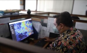 Kota Bandung beberapa hari ke depan diguyur hujan hingga angin kencang tidak seperti biasanya. Hal ini menjadi pengingat bagi masyarakat untuk waspada terhadap cuaca ekstrim dengan intensitas hujan cukup tinggi. "Untuk saat ini di wilayah Bandung Raya, khususnya Kota Bandung, Kabupaten Bandung, Kabupaten Bandung Barat dan Kota Cimahi masih dalam periode musim penghujan di Maret ini. Bahkan secara klimatologinya, Kota Bandung masih dalam periode puncak musim hujan," kata Kepala Badan Meteorologi, Klimatologi dan Geofisika (BMKG) Bandung, Teguh Rahayu di Bandung. Menurutnya, beberapa hari ini terasa angin kencang ditambah hujan yang sering terjadi mulai pagi hari.